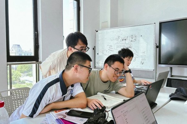 正规配资之家 AI写作业算不算抄袭？上海中学生调研校园AI依赖，制定“红绿灯”规则